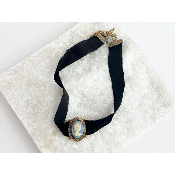 Victorian Style Velour Choker w/ Cameo Blue, Gold & White Toned Necklace - Picture 4 of 9